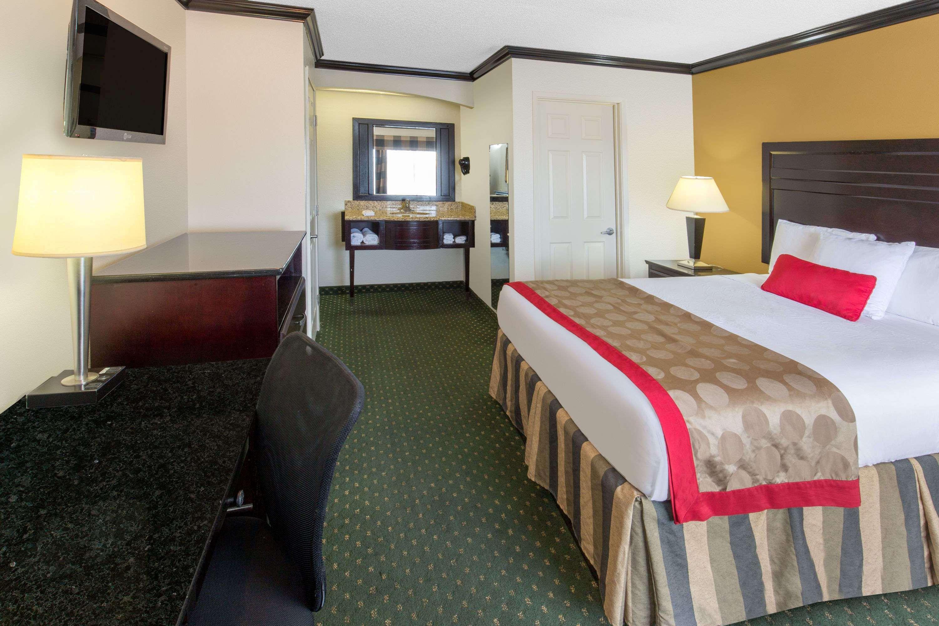 Ramada By Wyndham Ontario Hotell Exteriör bild