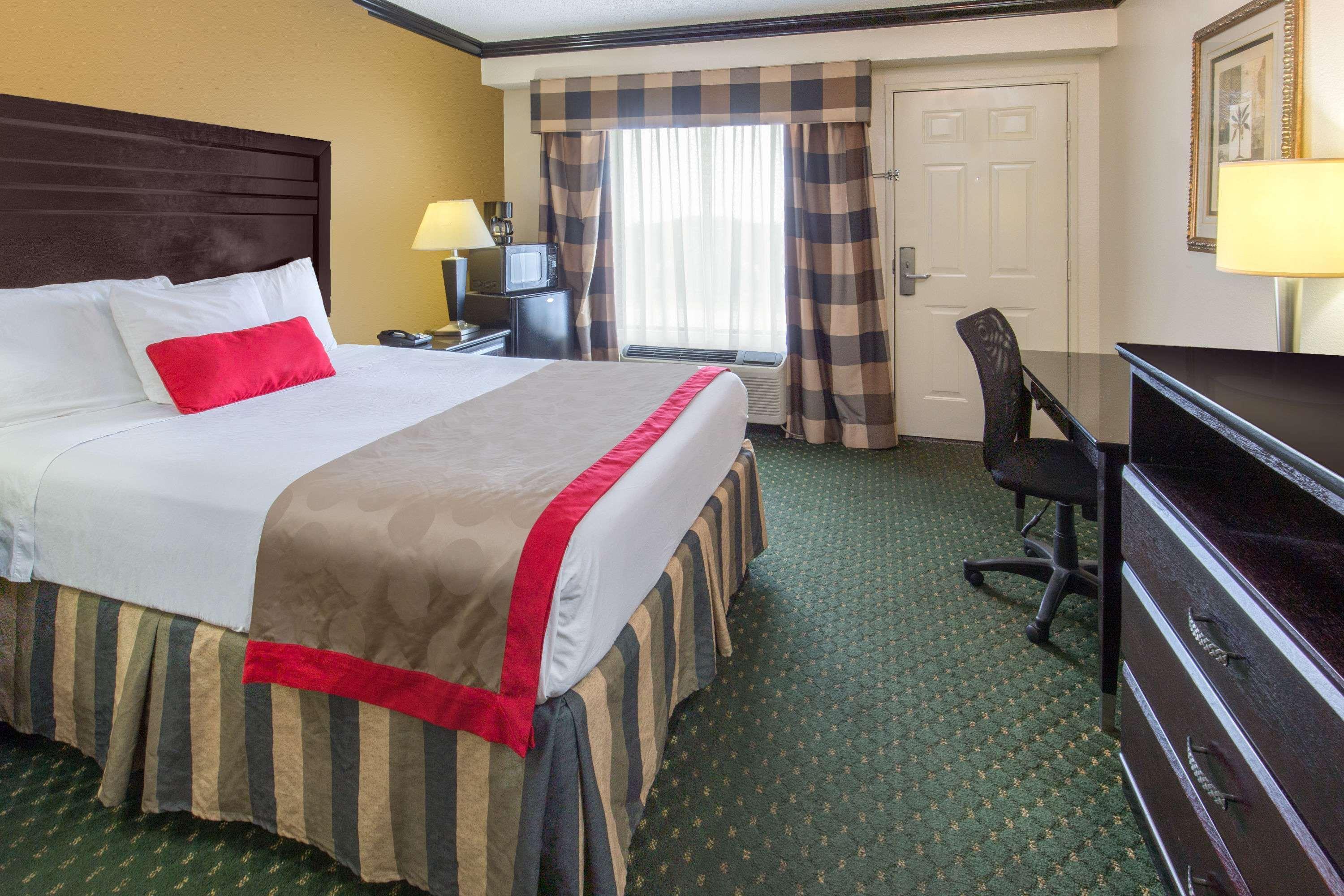 Ramada By Wyndham Ontario Hotell Exteriör bild