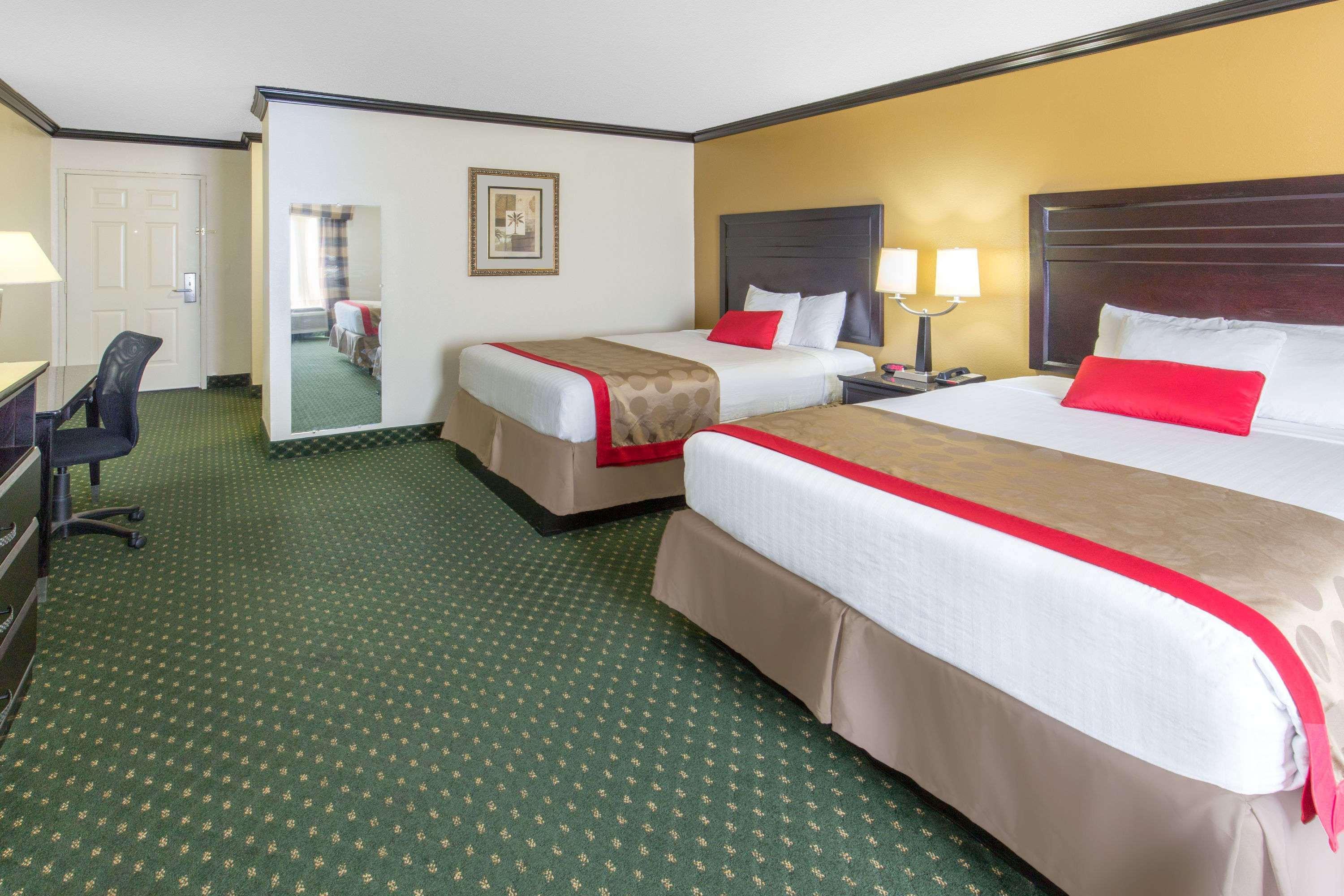 Ramada By Wyndham Ontario Hotell Exteriör bild